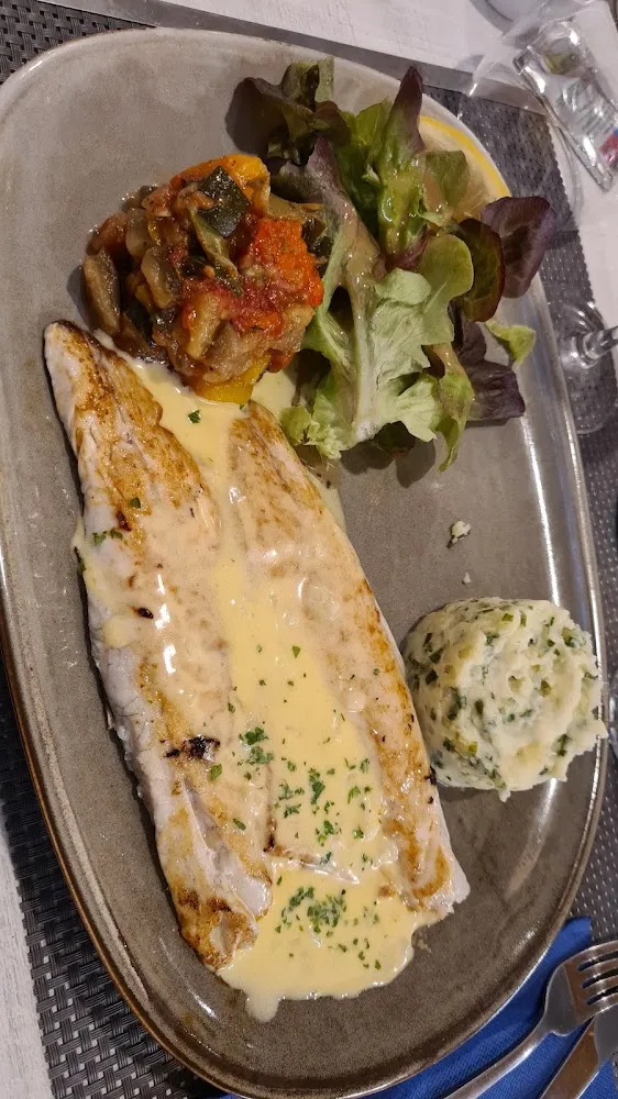 Filet de Bar Sauce Beurre Blanc Avec Écrasé de Pomme de Terre Et Ratatouille